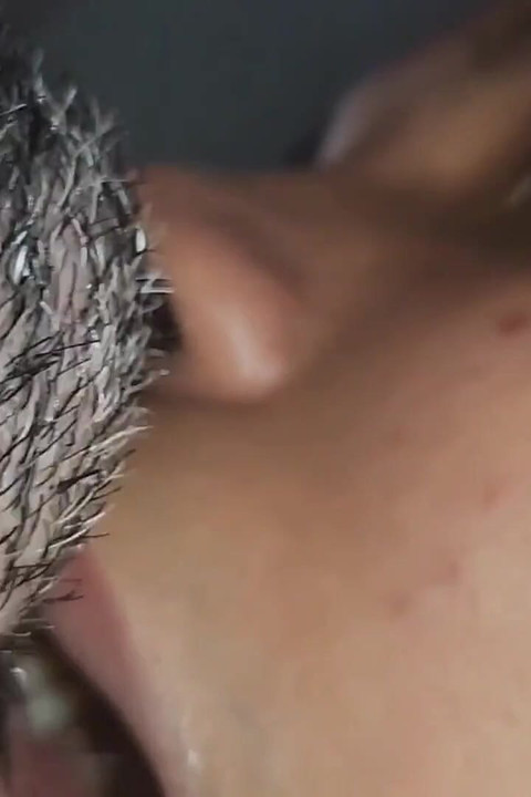 把它深深插入我的喉咙，直到我射精，而不脱我的拳击手