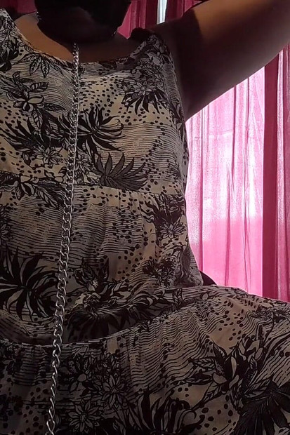 鎖で猿轡をはめられ、シックでセクシーなニューガールが自分自身に触れる