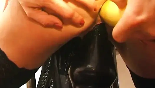 Üniversite arkadaşım üvey annem çok müsait bir sürtük, her seferinde hepimizle sikişmek istiyor