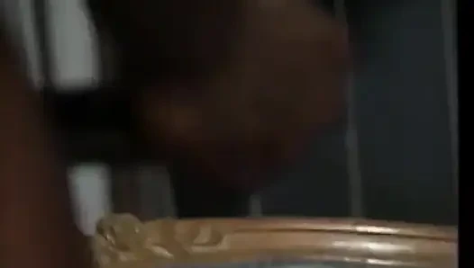 Kaslı siyah adam genç beyaz güzeli sikiyor