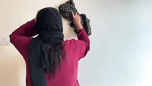 Suudi Arabistan'da yatak odasını temizlerken büyük götlü güzel bir hizmetçiyi sikiyor - göt sikişi ve boşalma