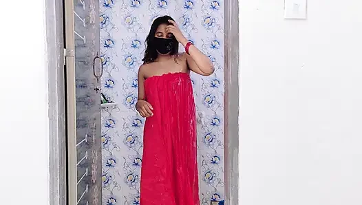 Tante Bangladesi mandi sambil bugil sambil fingering memek berbulunya
