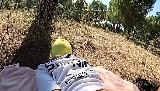 Ormanda bir kadınla tanıştım ve ağzına boşalana kadar onu siktim