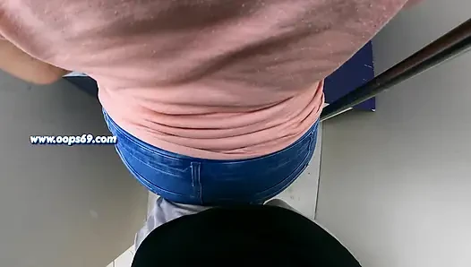 Bilinmeyen Kadın Trende Sikime Dokunuyor Ve Bu Oldu