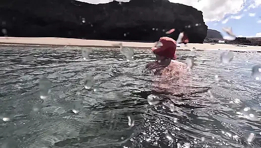 Tante seksi berenang sambil pakai butt plug di bawah air sambil bugil