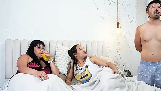 Eşcinsel arkadaşım sonunda arkadaşımla üçlü ilişkiye girdi ve ben göğüslerimi onun sütüyle doldurdum