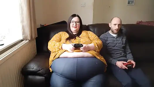 SSBBW gaming mit bauchspiel