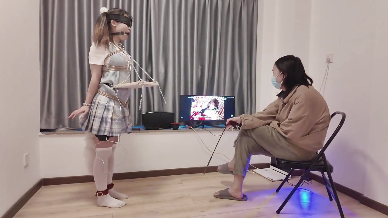 HS021-制服姿のアジア系女子が処分された