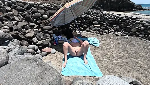 He Saw a Naked Girl on the Beach and Started Jerking off