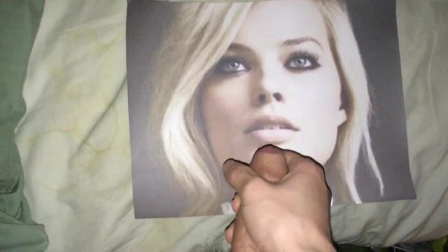 Margot Robbie cum tribute