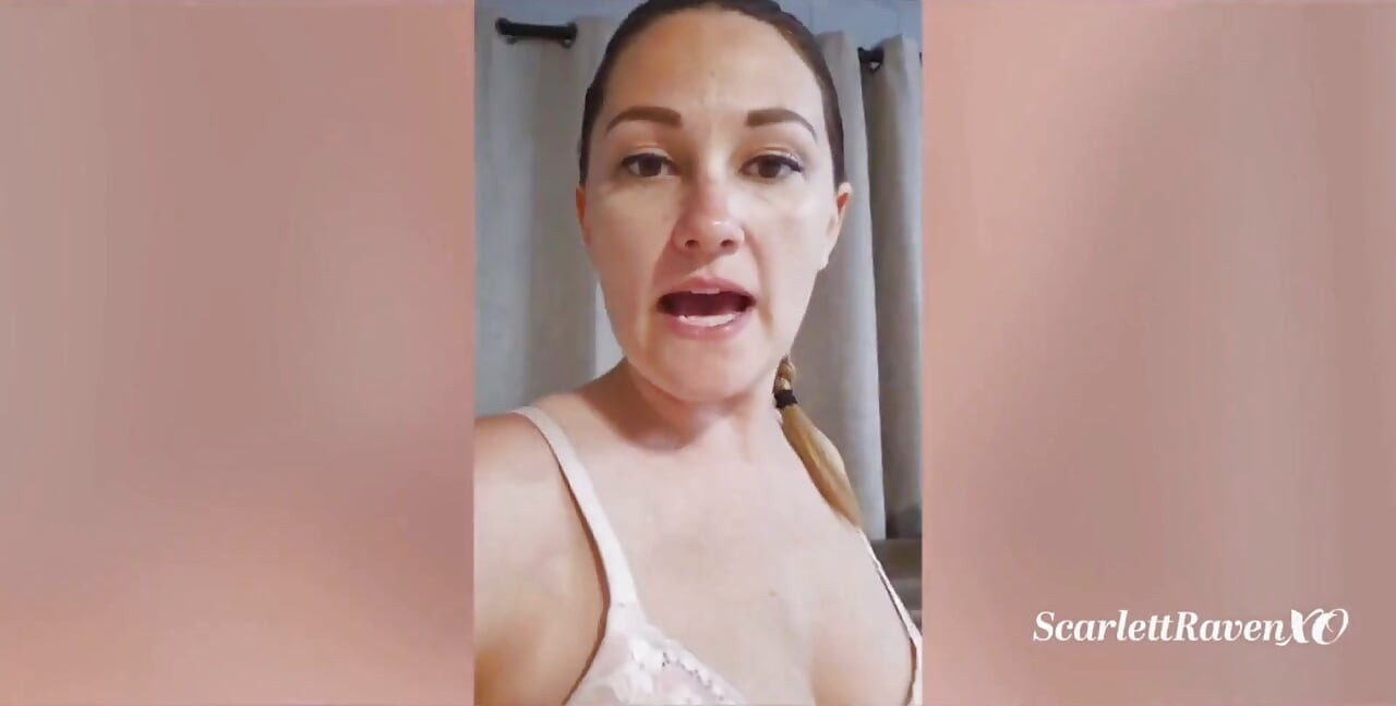 Scarlettravenxo se oblači i sprema se za masturbaciju