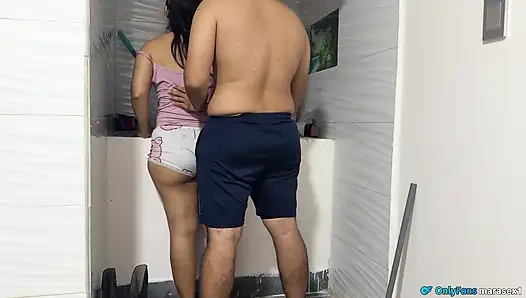 Pengurus rumah tangga ingin memakan penis bos