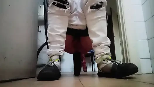 Genç bir eşcinsel adam, terk edilmiş bir banyoda anal zevk buluyor.