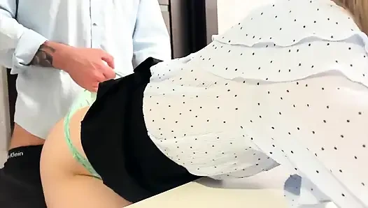 Sesi humping asisten pemalu wedgie di-bully