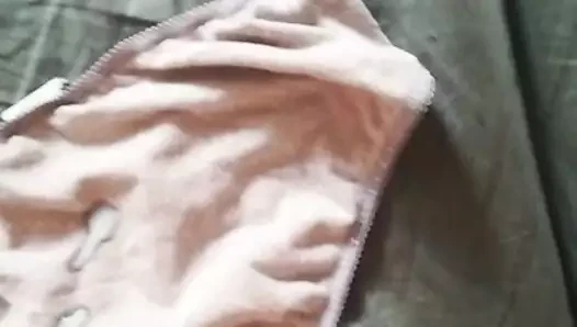 Je crache sur la culotte d'une amie