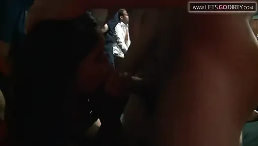 Gadis bertato makan air mani setelah menunggangi kontol yang berbeda di gang bang panas