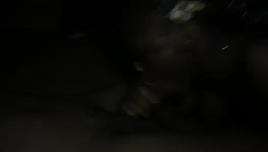 Возбужденная африканская тинка пробирается в мою комнату, пока я был высоко отдавал грязный минет