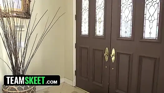 Masum genç kız bekaretini korumak için büyük sert yarağı götüne sokuyor
