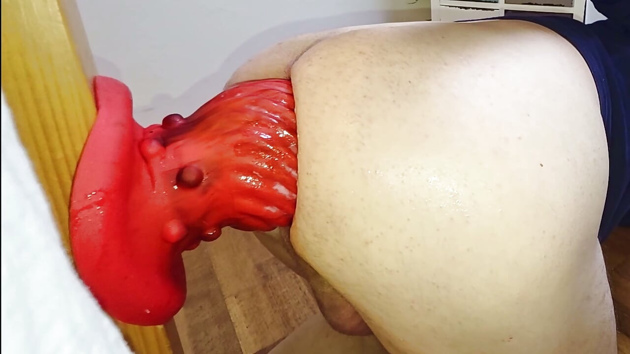 내 후장을 따먹는 빨간 찢어진 괴물 플러그