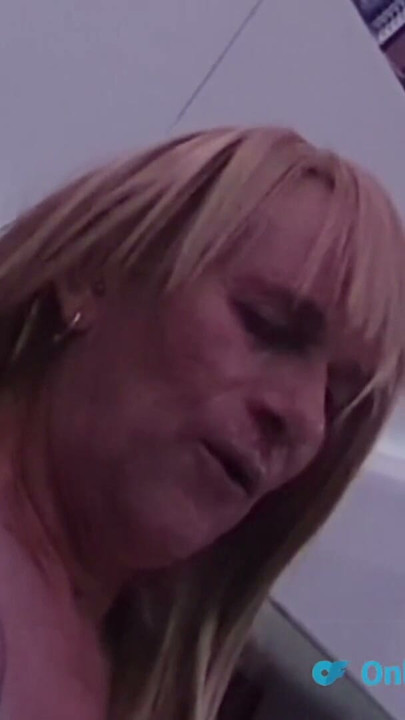 Sissy Charlotte POV duboko gutanje Lucyinog velikog neobrezanog kurca | Klip 1