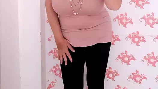 Azgın orta yaşlı seksi kadın Mariaold edepsizce konuşuyor, büyük göğüslerini gösteriyor ve seğirerek sikişiyor