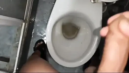 Twink erkek arkadaşıyla oynuyor ve tuvalette boşalıyor