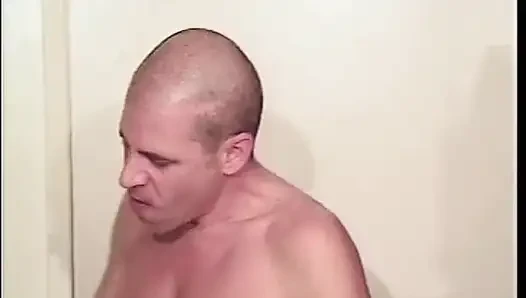 İki biseksüel adam seksi kısa saçlı sarışınla üçlü seks yapıyor