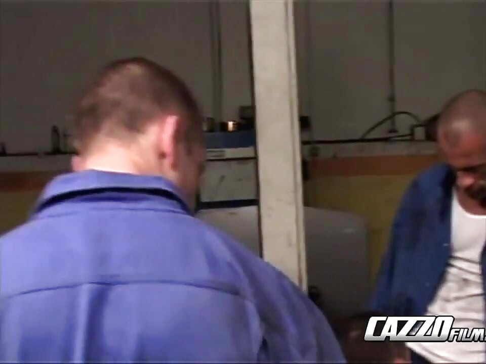 CAZZOfilm.com - Gangbang of 4 handsome guys in a garage