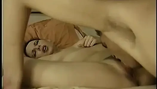 Typ lutscht an einem großen schwanz und brünette lutscht an seinem schwanz