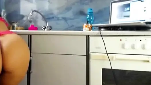 Baharatlı kırmızı iç çamaşırı twerk seansı | Sexydea ile geceni ısıt!