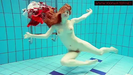 Une adolescente polonaise poilue et rousse sous l&#39;eau