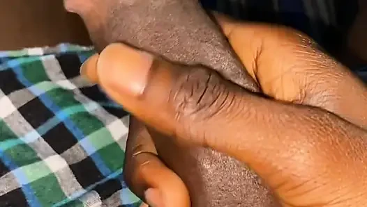 Erkek kardeş mastürbasyon yapıyor ve büyük bir boşalma çekiyor
