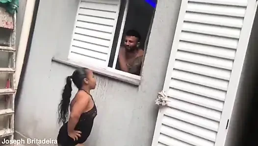 Kurcaci miniatur memutuskan untuk berhubungan seks dengan kuli bangunan