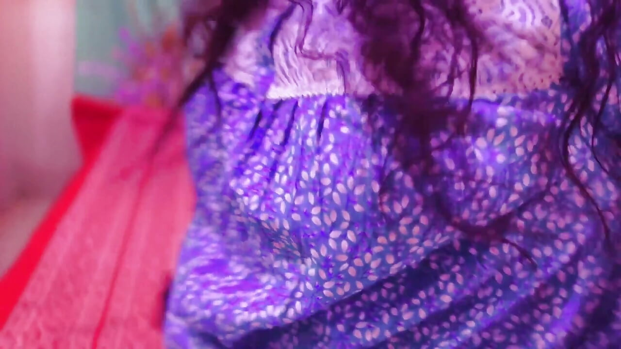 Саудовская горячая горничная снимает свою большую задницу одежды, чистя мою постель, и я получаю горячую и мастурбирует после просмотра