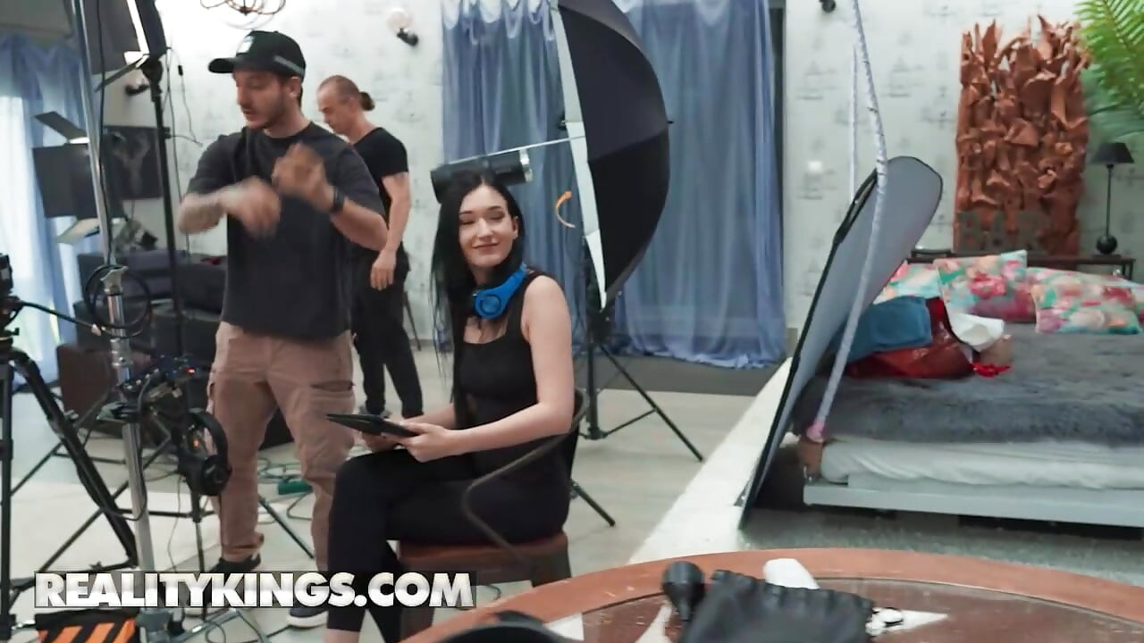 Reality Kings - Britney Dutch, femme d’équipage sexy, s’exhibe en regardant la scène de Jordi, qu’elle décide de faire bouger
