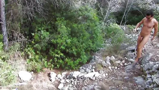 Симпатичная брюнетка одна в лесу, получает гэнгбэнг от группы мужчин, кончающих на ее лицо