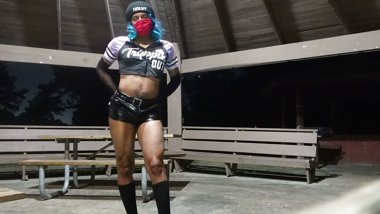 Sissy Femboy Soyunma Şovu, Gece Parkta Duyusal Şaplak Atılan Kabarık Kalça