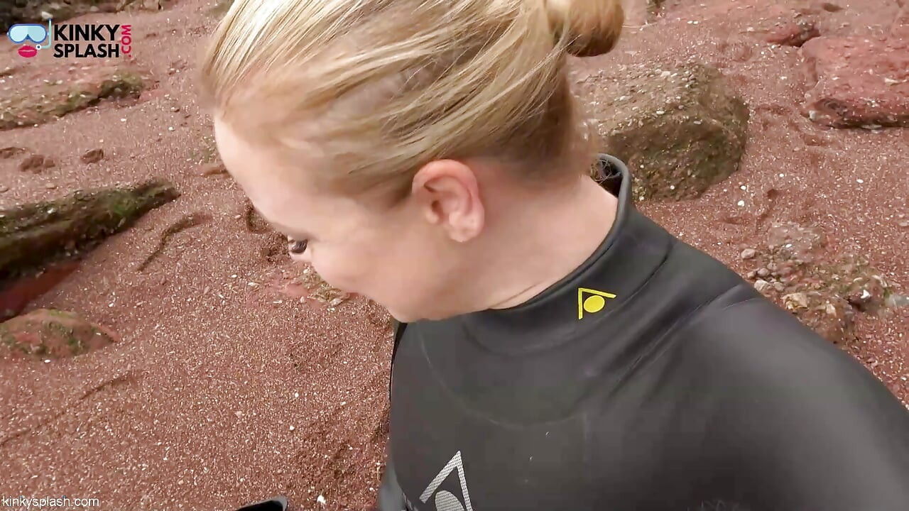 Wetsuit Giantess发现一个小玩具挑逗