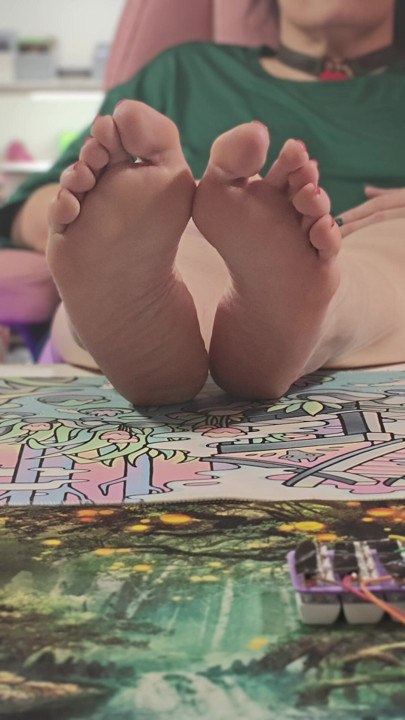 Une MILF se détend les pieds en l’air. Ses semelles douces et ses doigts de chatte sont exposés. Elle agite ses pieds.