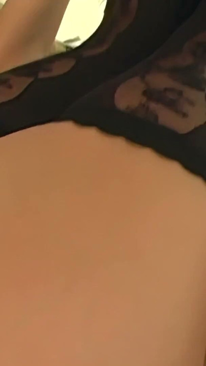 Usar meias sexy leva sempre Rita Faltoyano a ser fodida e a receber um gozo nas mamas | Clip 1