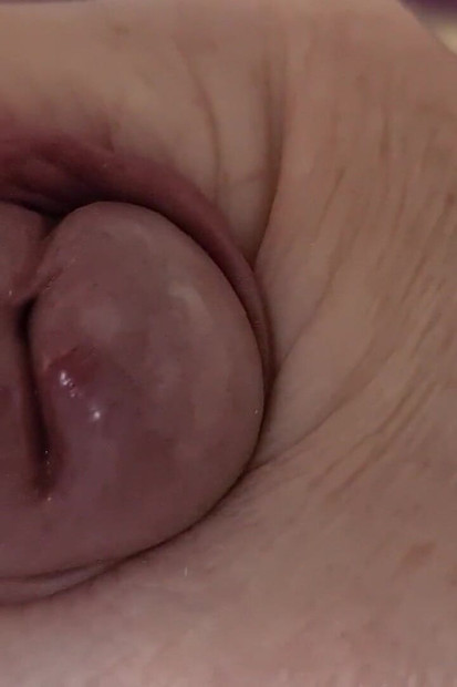 義父は横になって、濡れた穴が開くまで遊ぶのが大好きな小さなチンポをけいれんさせます