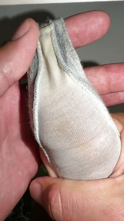 她把湿透的内裤留给我，还温柔地请求我射满它