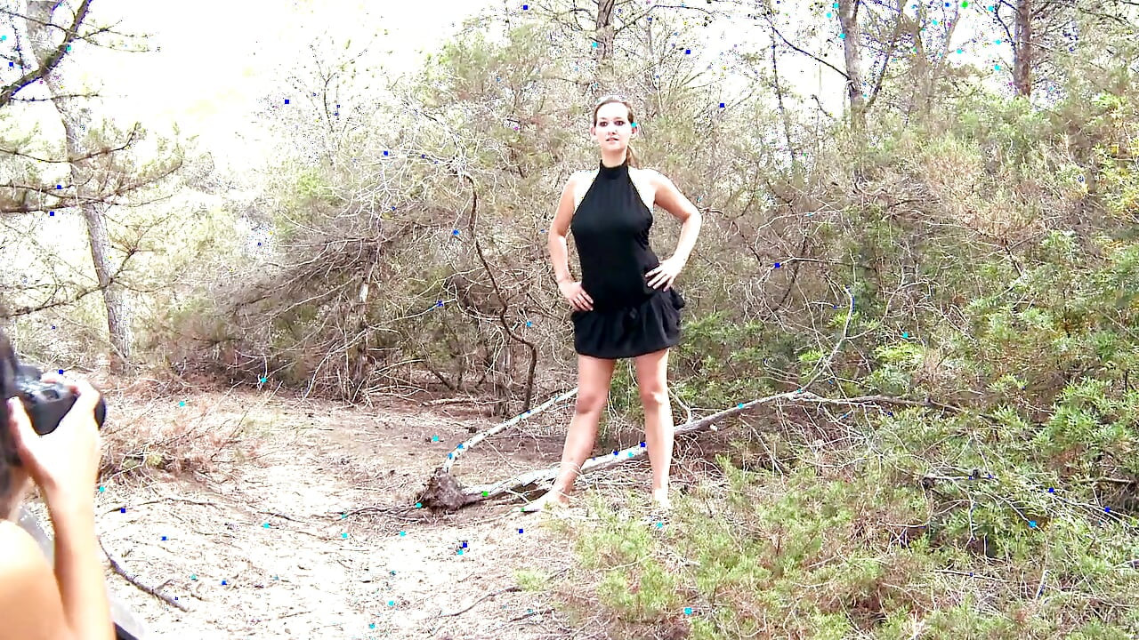 O fată cu curul mare sare pe țâțe călărind pula aia