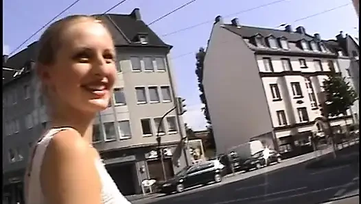 Gadis remaja imut lebih suka kontol