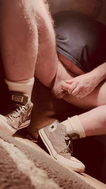 Stachebear spreads his hairy legs and strokes his small dick