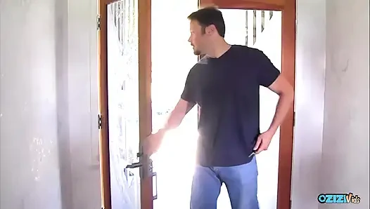 Versautes mädchen isst arsch, während ihre freundin an einem schwanz lutscht