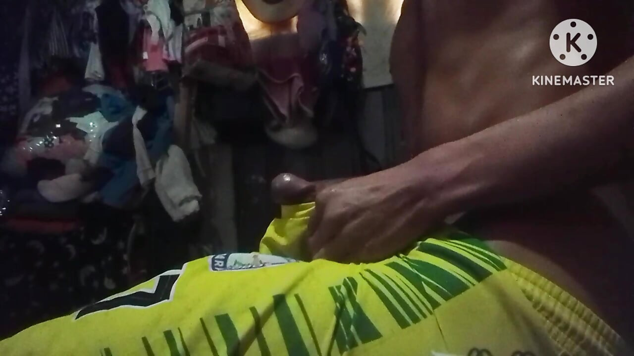 Esfregando com o short