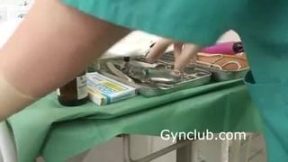 Verpleegster die op een gynaecologische stoel in latexhandschoenen masturbeert