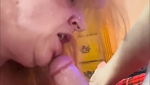 Üvey babaya sakso çekiyor ve yumruklanıyor