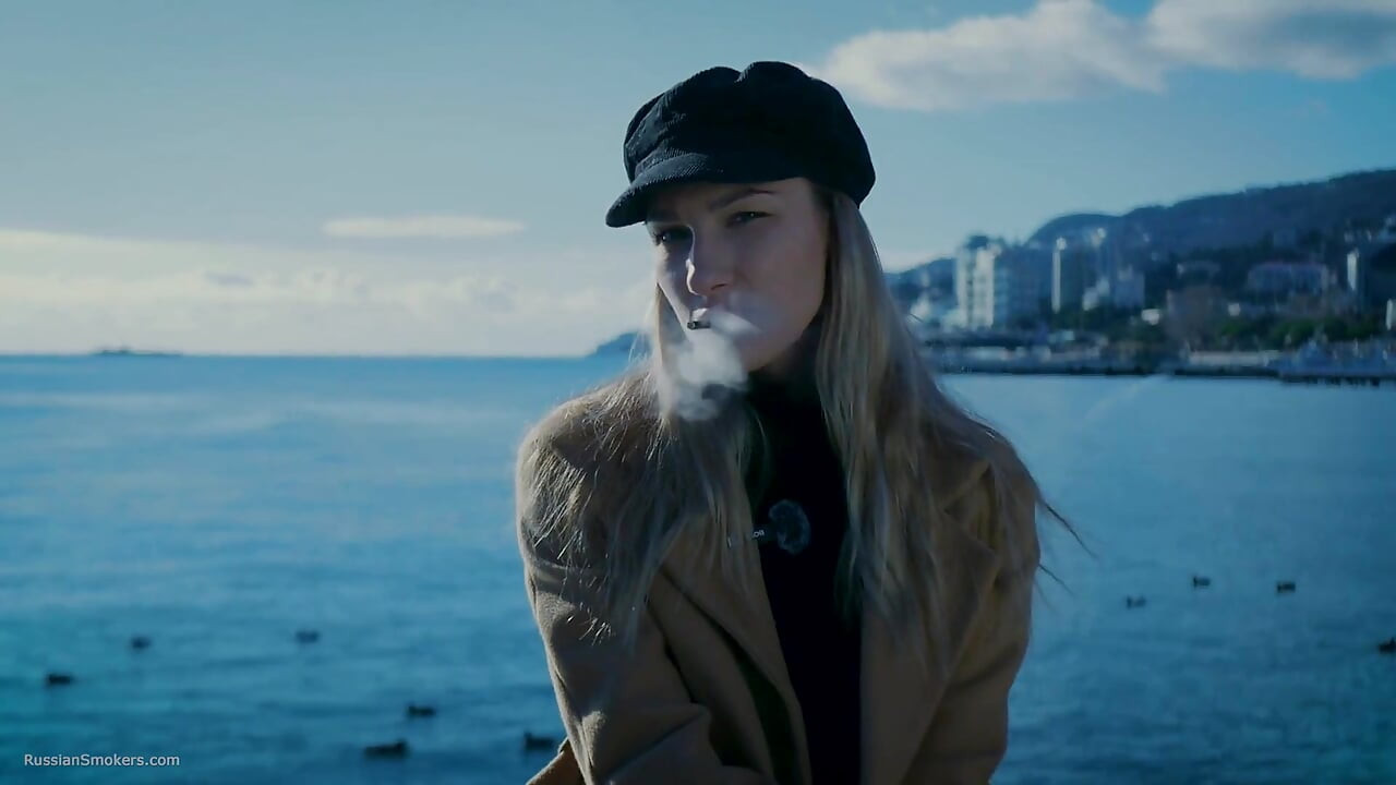 和Beaty俄罗斯女孩在户外吸烟1